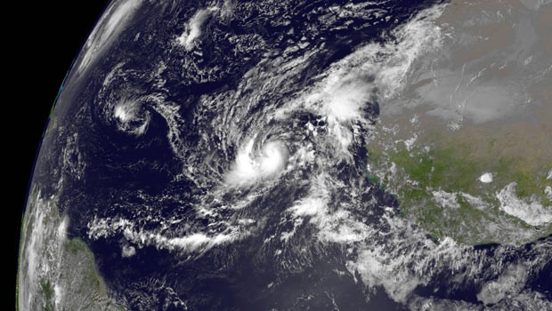 Imagem de satélite da Nasa mostra Humberto, ainda tempestade tropical, sobre o Atlântico nesta terça-feira (10) (Foto: Reuters)