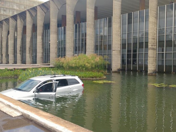 Carro que caiu no espelho d'água do Palácio do Itamaraty (Foto: Elielton Lopes/G1)