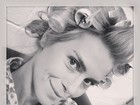 Carolina Dieckmann posa com bobes no cabelo e brinca: 'Dona Florinda'