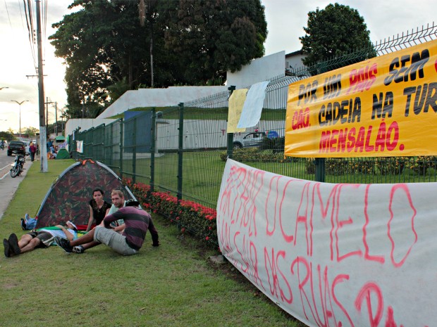 Manifestantes permanecem acampados em frente à ALEAM (Foto: Tiago Melo/G1 AM)
