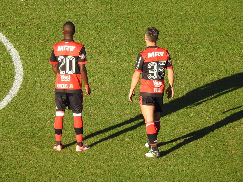 Diego e Vinicius Junior contra o Avaí (Foto: Fred Gomes/GloboEsporte.com)