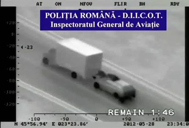 Quadrilha foi flagrada tentando roubar caminhão em movimento na Romênia. (Foto: Reprodução)