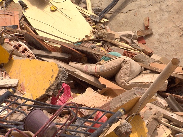 Destroços do prédio após queda (Foto: Imagem/TV Bahia)
