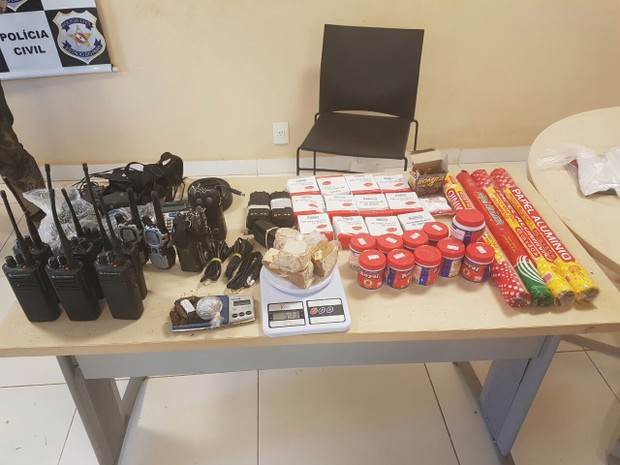 Os policiais apreenderam oito aparelhos de radiocomunicação e diversos materiais usados na confecção de drogas (Foto: Divulgação/ Polícia Civil) Os policiais apreenderam oito aparelhos de radiocomunicação e diversos materiais usados na confecção de drogas (Foto: Divulgação/ Polícia Civil)