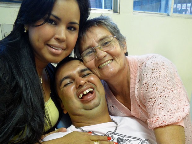 Leandro ao lado da irmã, Simone, e da mãe, Josefa: carinho que ajudou a superar os desafios da 'boca fechada' (Foto: Priscila Miranda / G1)