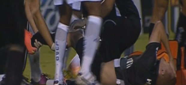 Ferrugem sofre fratura no pé após entrada violenta de Danielzinho (Foto: Reprodução/PFC)