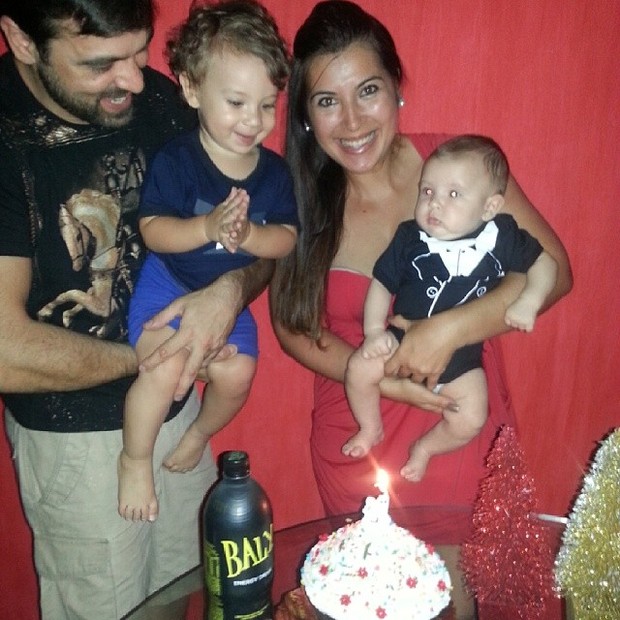 Ex-BBB Priscila com os filhos Pietro e Gabriel e o marido, Bruno Andrade, em festa (Foto: Instagram/ Reprodução)