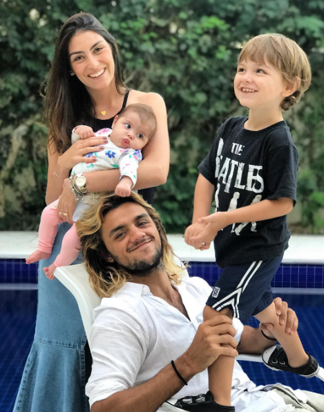 Felipe Simas com a família (Foto: Reprodução Instagram)