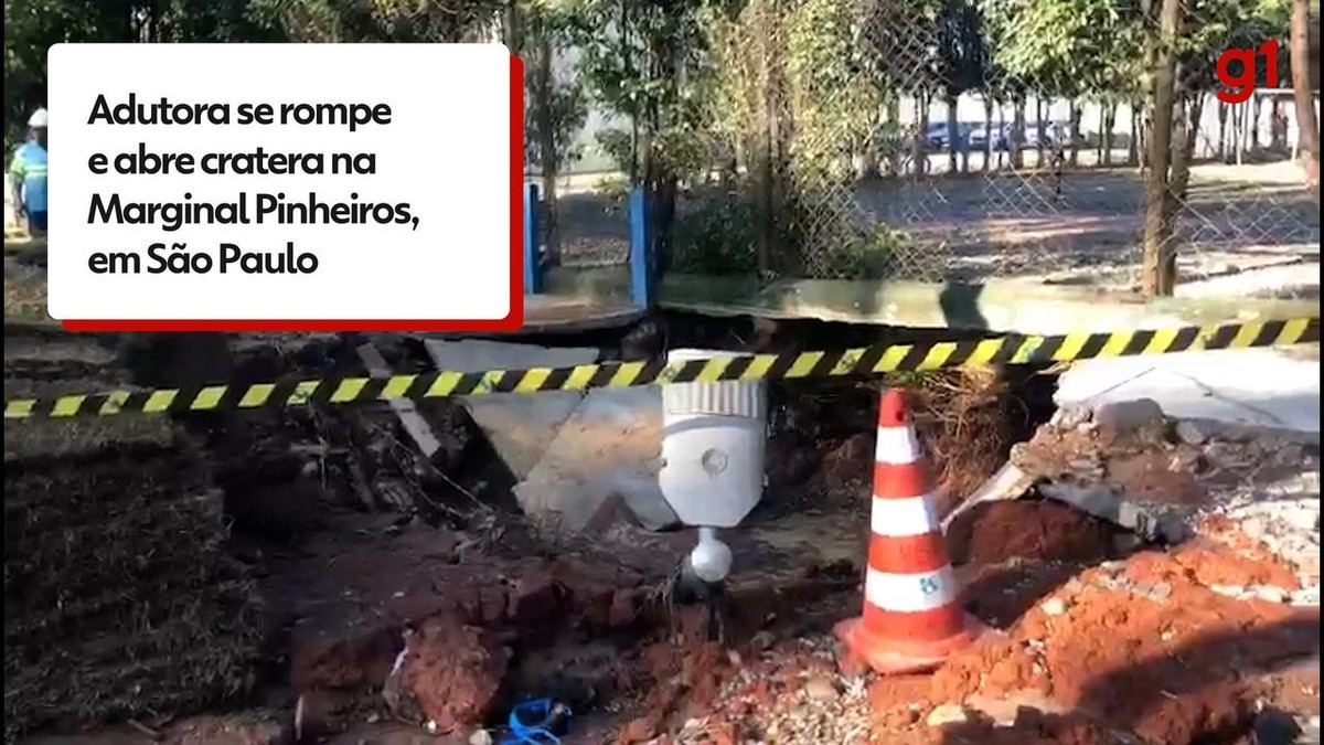 Rompimento de tubulação abre cratera e provoca alagamento na Marginal