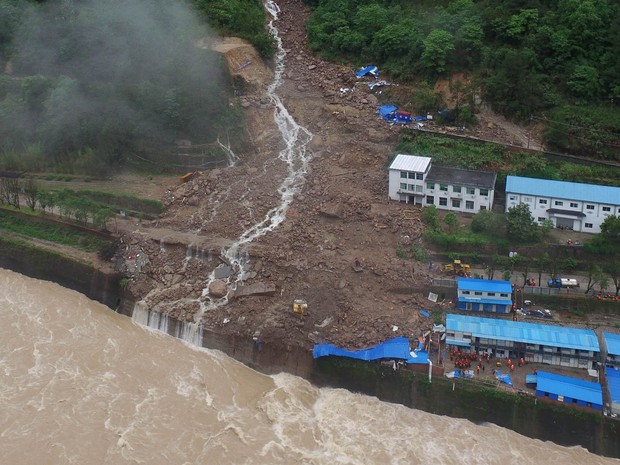 An aerial view shows that buildings at a hydroelectric power station under construction that were hit by landslide in Sanming An aerial view shows that buildings at a hydroelectric power station under construction that were hit by landslide in Sanming, Fu (Foto: Stringer/Reuters)