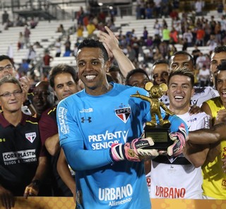 Sidão, goleiro do São Paulo, recebe troféu de melhor jogador (Foto: Rubens Chiri / saopaulofc.net)