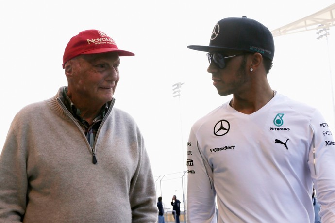 Lewis Hamilton ao lado do tricampeão mundial e atual presidente não-executivo da Mercedes, Niki Lauda, no Bahrein (Foto: Getty Images) Lewis Hamilton ao lado do tricampeão mundial e atual presidente não-executivo da Mercedes, Niki Lauda, no Bahrein (Foto: Getty Images)
