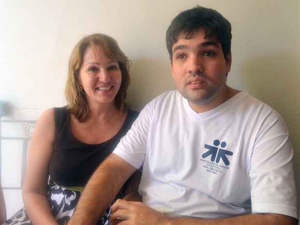 A coordenadora da AMA, Maria Cristina Bonassoli, com seu filho e integrante da AMA, Leonardo, de 27 anos (Foto: Rodolfo Tiengo/ G1)