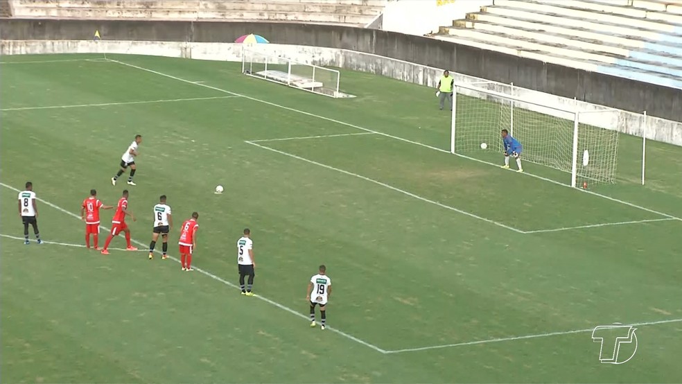 Irregularidade teria acontecido no jogo entre São Raimundo-PA x Baré (Foto: Reprodução/TV Tapajós)
