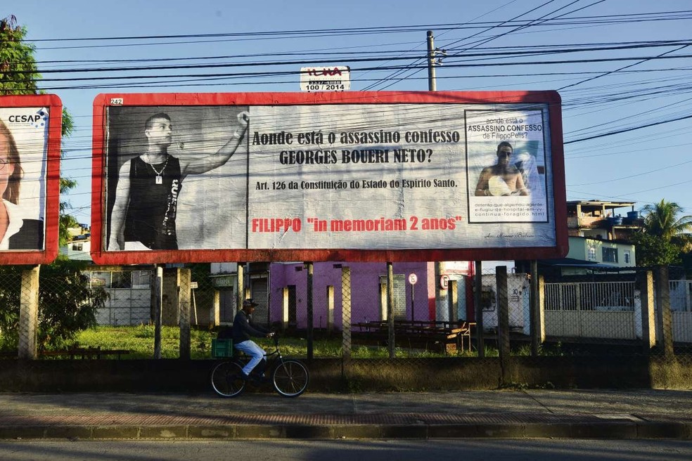 Outdoor está na Avenida Fernando Ferrari, em Vitória (Foto: Bernardo Coutinho/A Gazeta)