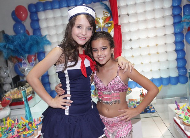 Larissa Manoela se vestiu de marinheira e Amanda Furtado foi de odalisca (Foto: Leo Franco/AgNews)
