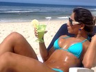 Ah, o verão... Mayra Cardi posa de biquininho em praia
