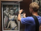 Diretora de museu que expôs quadro de Putin com roupa feminina é detida