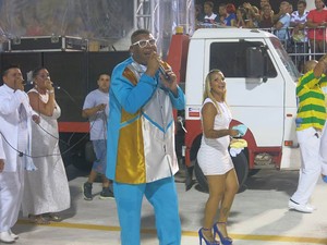 Funkeiro MC Bola foi um dos intérpretes da escola de samba Brasil (Foto: João Paulo de Castro/ G1)
