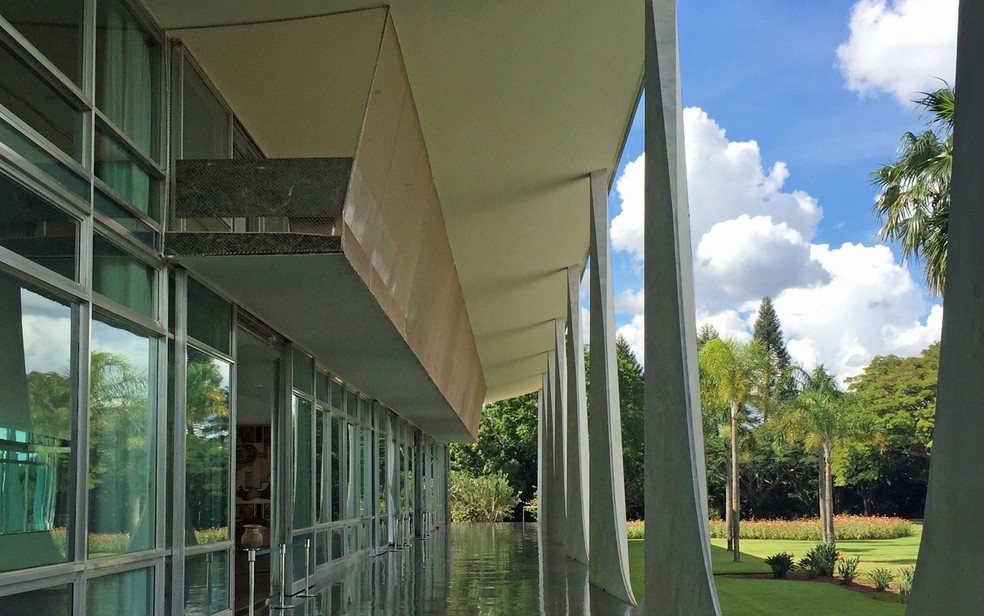 Tela instalada em sacada do Palácio da Alvorada para proteger o filho do casal Temer, Michelzinho (Foto: Luciana Amaral / G1)