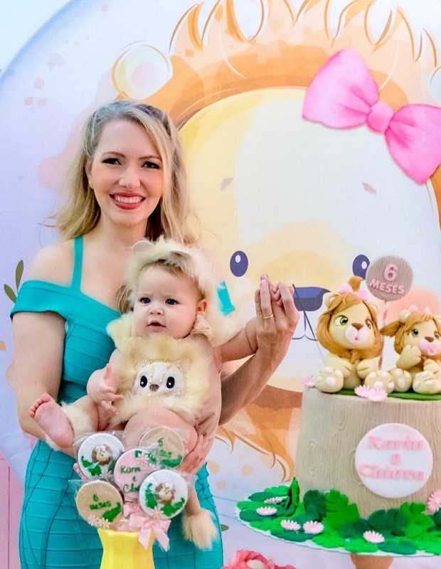 Karin Roepke comemora seis meses da filha com Edson Celulari e família (Foto: Reprodução/Instagram @gemoraesfotografia )