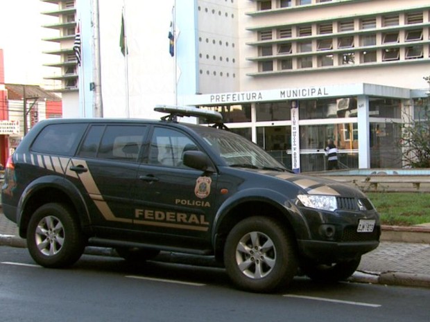 Polícia Federal de Araraquara faz operação na Prefeitura (Foto: Paulo Chiari / EPTV) Polícia Federal de Araraquara faz operação na Prefeitura (Foto: Paulo Chiari / EPTV)