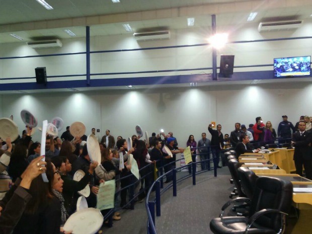 Professores levam pizza em protesto na Câmara Municipal de Campo Grande MS (Foto: Graziela Rezende/G1 MS) Professores levam pizza em protesto na Câmara Municipal de Campo Grande MS (Foto: Graziela Rezende/G1 MS)