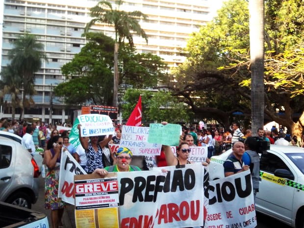 Professores protestam em Cuiabá (Foto: Gésseca Ronfim/G1)