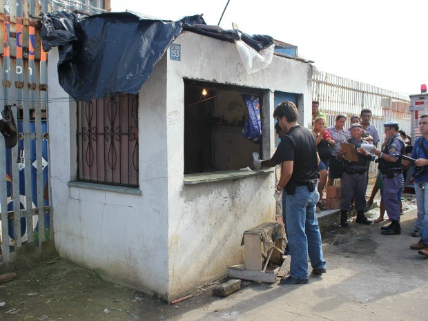 Uma lanchonete funcionava no local onde foi encontrado o casal (Foto: Tiago Melo/G1 AM)