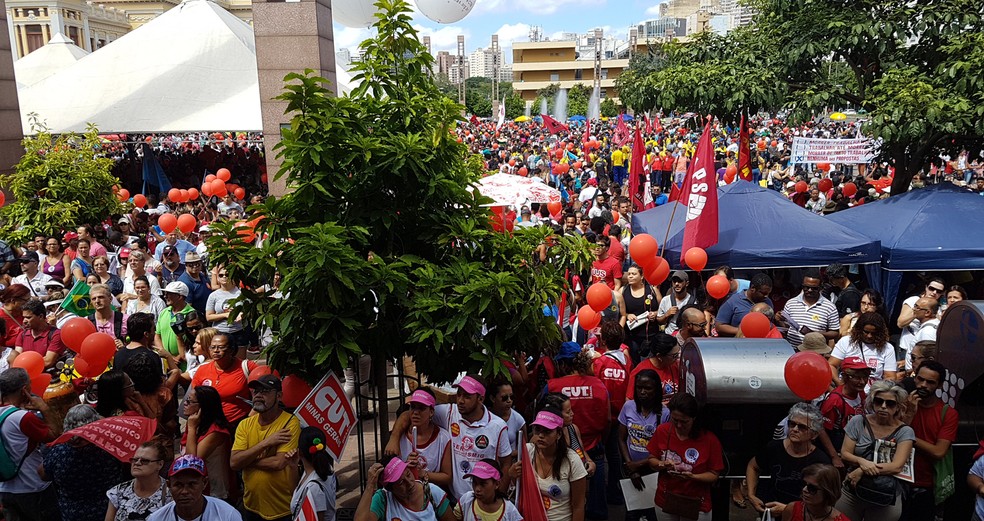 BELO HORIZONTE: Centrais sindicais fazem protesto contra as reformas da Previdência e Trabalhista na Praça da Estação (Foto: Flávia Cristini/G1)