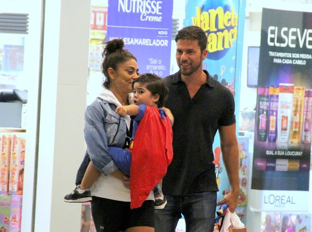 Juliana Paes e o marido brincam com o filho (Foto: J. Humberto / Agnews) Juliana Paes e o marido brincam com o filho (Foto: J. Humberto / Agnews)