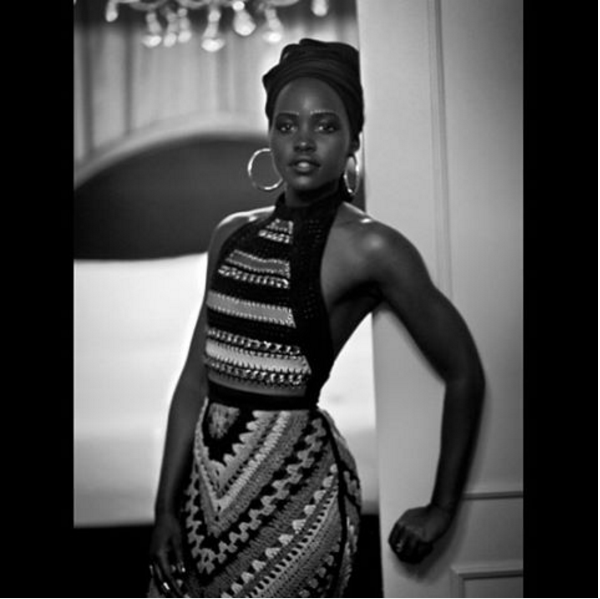 Lupita Nyong'o surge deslumbrante com make de temática africana - Monet