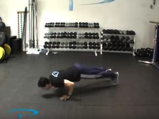 &#39;Burpees&#39; são considerados exercícios mais completos, mas é preciso saber fazer corretamente para evitar lesões  (Foto: Reprodução YouTube)