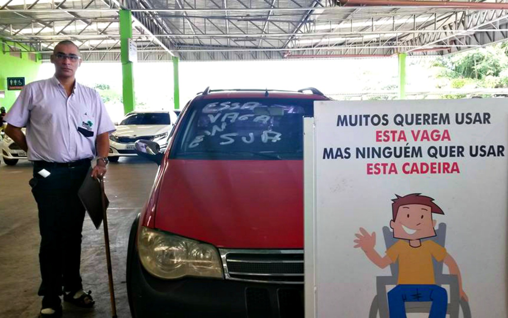 Há um ano, Emir Mendonça escrever Esse vaga não é sua em carros estacionados em vagas prioritárias (Foto: Júnior Aguiar/Arquivo pessoal)