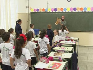 Early Bird é um projeto que ensina inglês através da conversação (Foto: Reprodução/TV TEM)