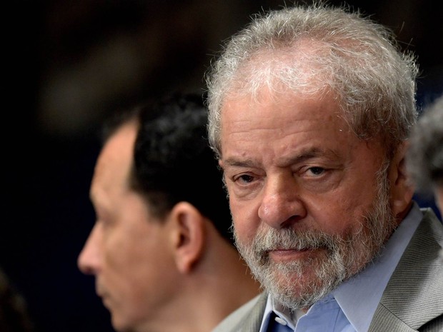 O ex-presidente Luiz Inácio Lula da Silva acompanha a sessão do Senado que recebe a presidente afastada Dilma Rousseff para fazer sua defesa contra o processo de impeachment, em Brasília (Foto: Evaristo Sá/AFP)
