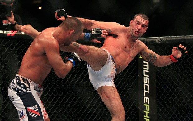 UFC 139 - Mauricio Shogun Rua ataca Dan Henderson (Foto: AP)