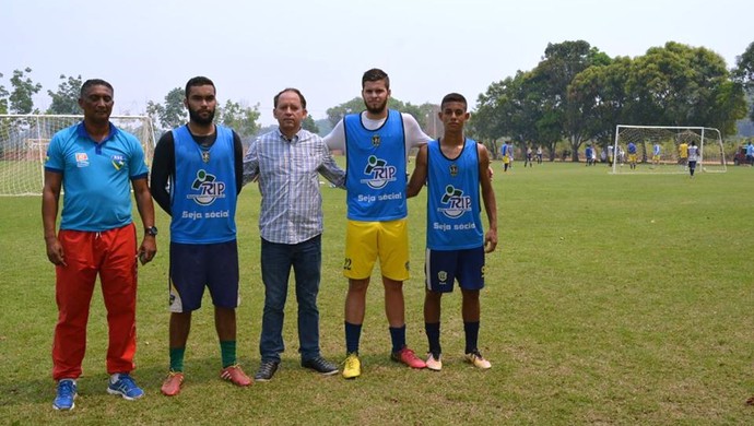 Atletas do Rondoniense ao lado do técnico de presidente (Foto: Jheniffer Núbia)