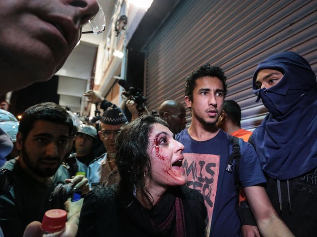Mulher ferida no rosto conversa com policiais durante protesto (Foto: Gabriela Biló/Futura Press)