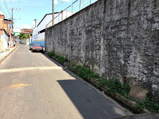 Muro de uma empresa avançou sobre a calçada na Rua Ituiutaba, Bairro Redenção (Foto: G1 AM)