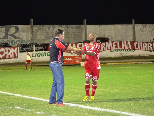 Cascata e Roberto Fernandes comemoram gol do América-RN (Foto: Ilmo Medeiros Gomes)