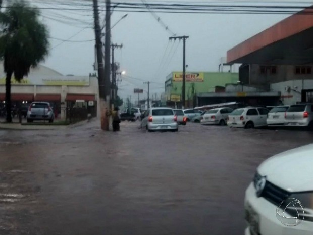 G1 Chuva Alaga Creche E Crianças São Retiradas Pelos Bombeiros Em Mt Notícias Em Mato Grosso 