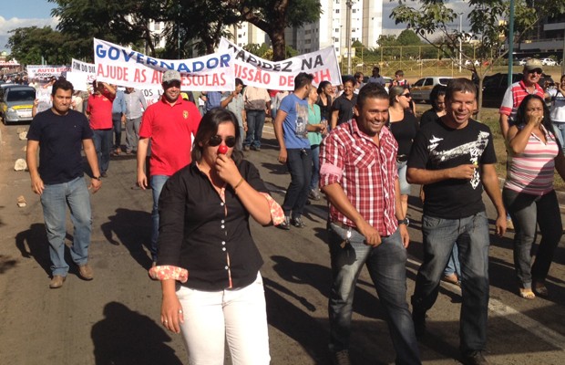 Autoescolas protestam por melhorias no atendimento do Detran, em Goiânia, Goiás (Foto: Silvio Túlio/G1)