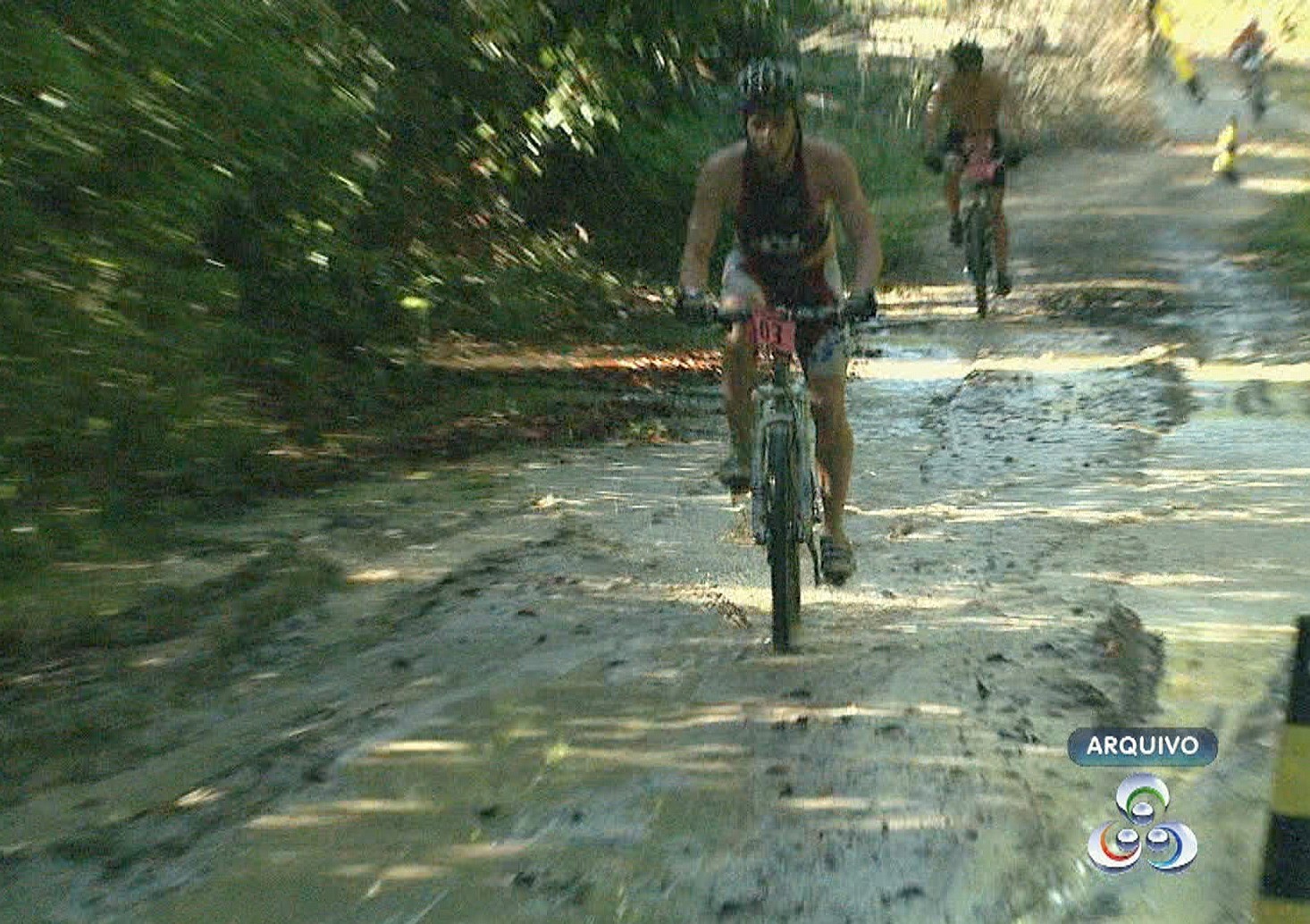 Prova profissional inclui natação, moutain bike e corrida (Foto: Jornal do Amazonas)