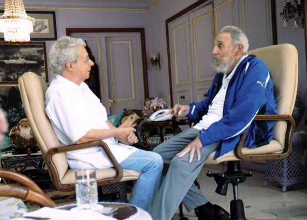 Frei Betto e Fidel Castro durante encontro neste domingo (16) (Foto: Cubadebate/AFP)
