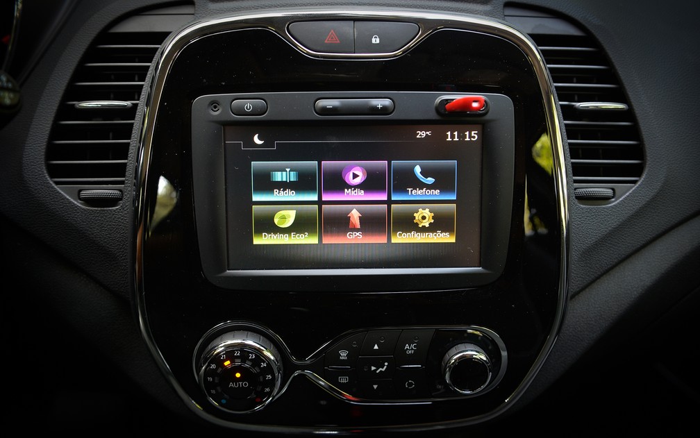 Central multimídia MediaNAV está inclusa só na versão 2.0 (Foto: Gustavo Epifânio/Renault)