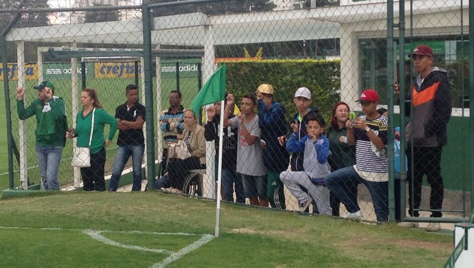 Cuca libera torcedores do Palmeiras no CT em véspera de clássico
