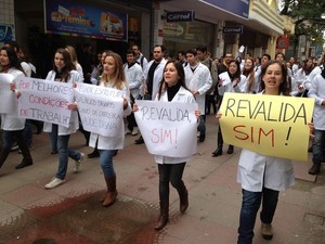 Protesto em Rio Grande reuniu estudantes de medicina (Foto: William Goncalves da Silva/RBS TV)