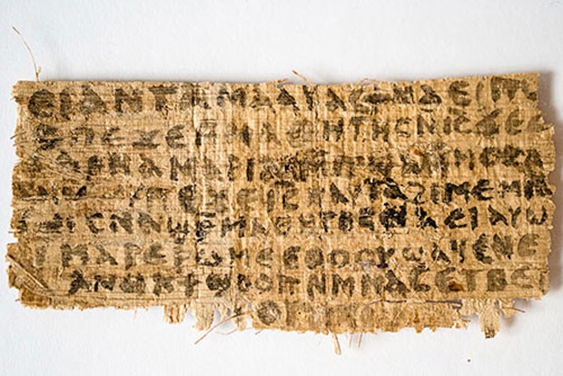 Pedaço de papiro traz a inscrição: 'Jesus disse a eles, minha esposa' (Foto: Karen L. King/Harvard/Divulgação)