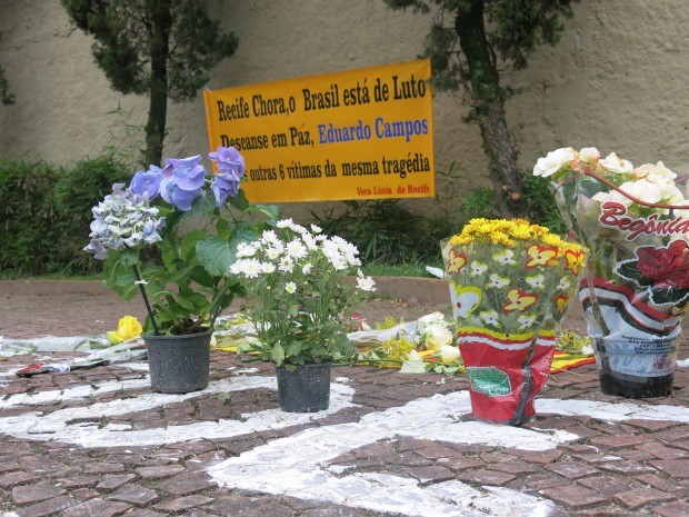 Diversas flores foram deixadas por moradores (Foto: Guilherme Lucio/G1)